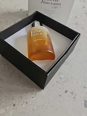 Juliette Has a Gun Banana Rush parfym - Banana Rush från Juliette Has a Gun är en parfym i en stilren glasflaska med gradient från ljusgul till brun och silverfärgat lock. Flaskan har en matt finish och kommer i en elegant svart box. Perfekt för dig som gillar unika dofter.