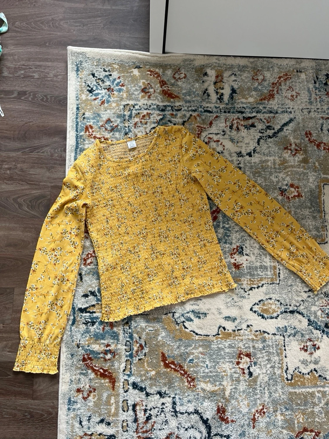 Gul blommig blus med smock