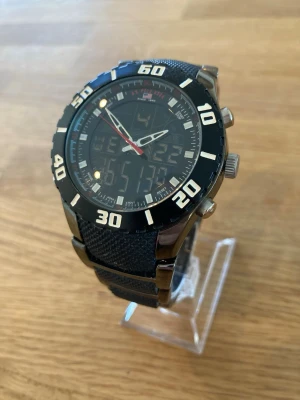 US Polo Analog/Digital 46mm Herrklocka - Säljer en snygg stilren dykarklocka från US Polo i nyskick. Få tecken på slitage men inga repor, skick enligt bilder. Går bra med fungerande batteri, originalarmband i rostfritt stål med många länkar, japanskt urverk, alarm, kronograf, dykarring som roterar, dag datum månad osv. Modell: US8163.  Nypris: 900 SEK Mitt pris: 389 SEK  Skickas alltid snabbt och spårbart. Hör av dig vid frågor och se gärna mina andra annonser också!