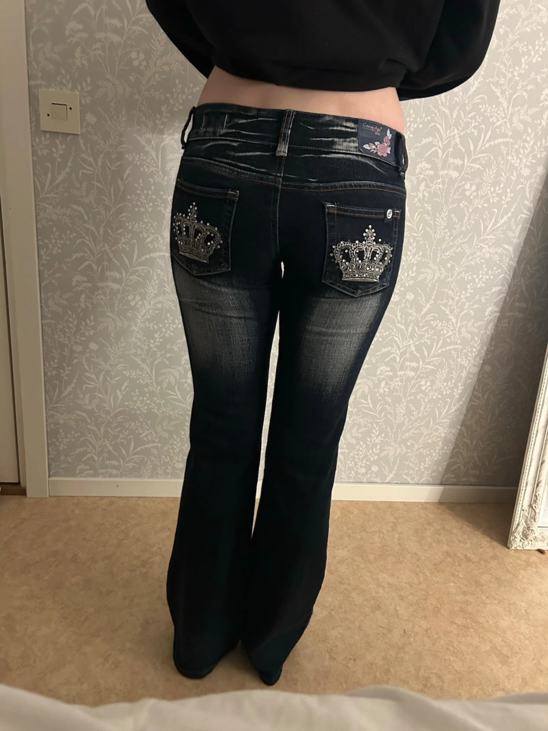 Mörkblåa bootcut jeans med kronor från crazy age - 4