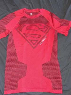 Röd Superman t-shirt från YoungLA - Röd t-shirt från YoungLA. Använd 2-3 gånger.