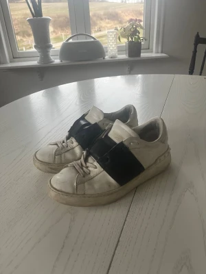 Valentino sneakers🖤 - (Dom är inte tvättade på bilderna) Säljer mina fina valentinos då de är lite stora och har andra🥰 tror de är killmodellen men passar såklart tjejer med🩵 ända defekten är sulan som är lite sliten undertill