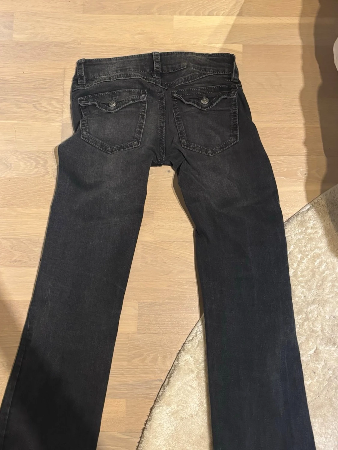 Svarta slitna jeans med raka ben - 5