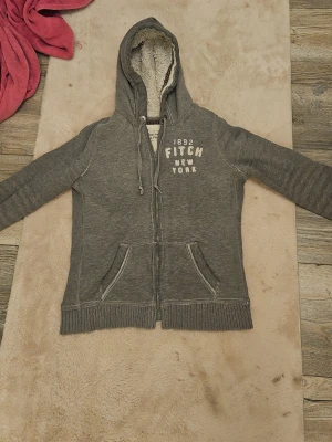 Abercrombie & Fitch - Fin tröja från Abercrombie & Fitch. Ganska gammal och mycket använd så har några defekter. Säljer för minst 150kr. Storlek L men passar mig som lutar mer mot S-M