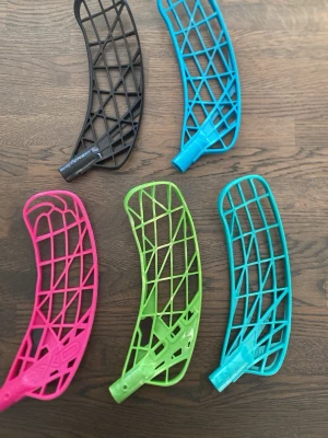 Färgglada innebandyblad i olika märken - INTE alla blad för 100kr. Kom med prisförslag 