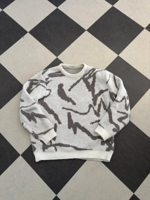 Vintage Tröja - Säljer nu denna sjukt snygga tröja pga att den blivit för liten. Personen på bilden är ca 175. Passar dig som är ungefär 160-170. Skriv vid frågor och funderingar!😇