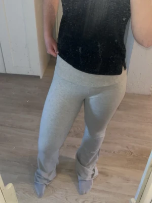 Grå mjukisbyxor från Nelly - Snygga och bekväma grå mjukisbyxor från Nelly i storlek XS. Byxorna har en rak passform och är tillverkade i ett mjukt och stretchigt material med ribbad midja. Perfekta för en chill och avslappnad stil💓Kolla in min profil för fler fina och trendiga plagg!