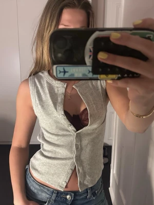 Linne med knappar  - Linne med knappar från Nelly som man kan justera själv om man vill ha alla knappar stängda, öppna eller som jag har på bilden. 