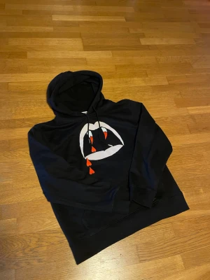 Saint Laurent hoodie - As det hoodie från Saint Laurent med deras blood lust print. Tröjan sitter perfekt på mig som har S på alla hoodies