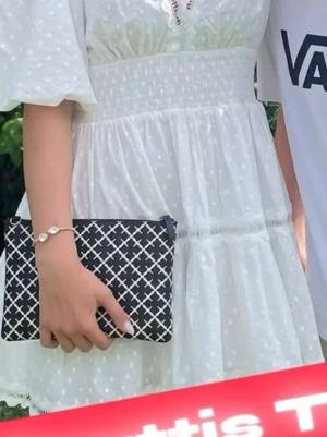 by malina klänning konfa/avslutning  - jättefin klänning i superbra skick. Endast använt 2 gånger. Kemtvättad och inga fläckar. Perfekt till konfirmation och skolavslutning.