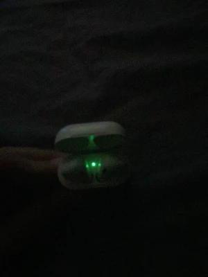 Vita air pods  - Säljer ett par vita trådlösa in-ear hörlurar med laddningsetui. Hörlurarna har en kompakt och stilren design och laddningsetuit har en LED-indikator som lyser grönt. Perfekt för musik och samtal på språng.