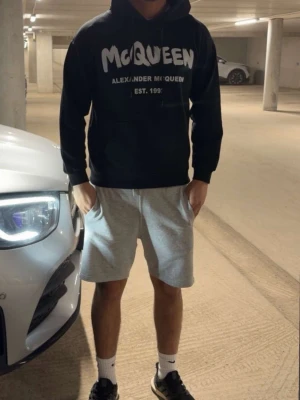 Alexander McQueen hoodie  - Köp min Alexander McQueen hoodie riktigt fint skick storlek L men sitter som m han på bilen är 180cm lång 