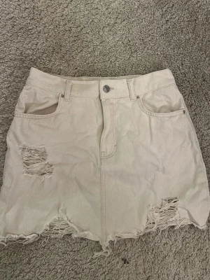 jeans kjol - Säljer denna super fina jeans kjolen💕💕den är kräm vit!