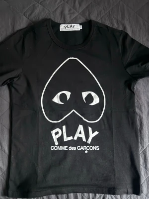 CDG t-shirt - Svart CDG t shirt, storleken är S och sitter fint. Kom dm för frågor eller mer bilder.