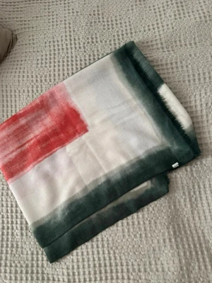 Halsduk - Mönstrad halsduk i fina färger. Material 30% viskos & 70% polyester. 🌸