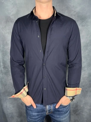 Burberry skjorta - Storlek: M || Skick: Mycket bra|| Nypris: Ca 5000kr || Följ för liknande produkter 🌊🍾