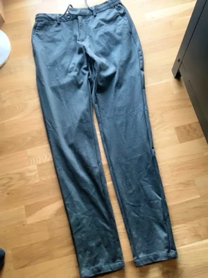 Dstrezzed chinos/kostymbyxor - Dstrezzed Clayton/chinos. Nypris 15000kr mitt pris 800. Riktigt snygga och oanvända. (Dom är i mörkblå inte marinblå)