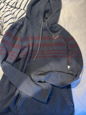 Hollister hoodie  - Säljer mina hollister hoddie då ja behöver pengar hör av er vid frågar 