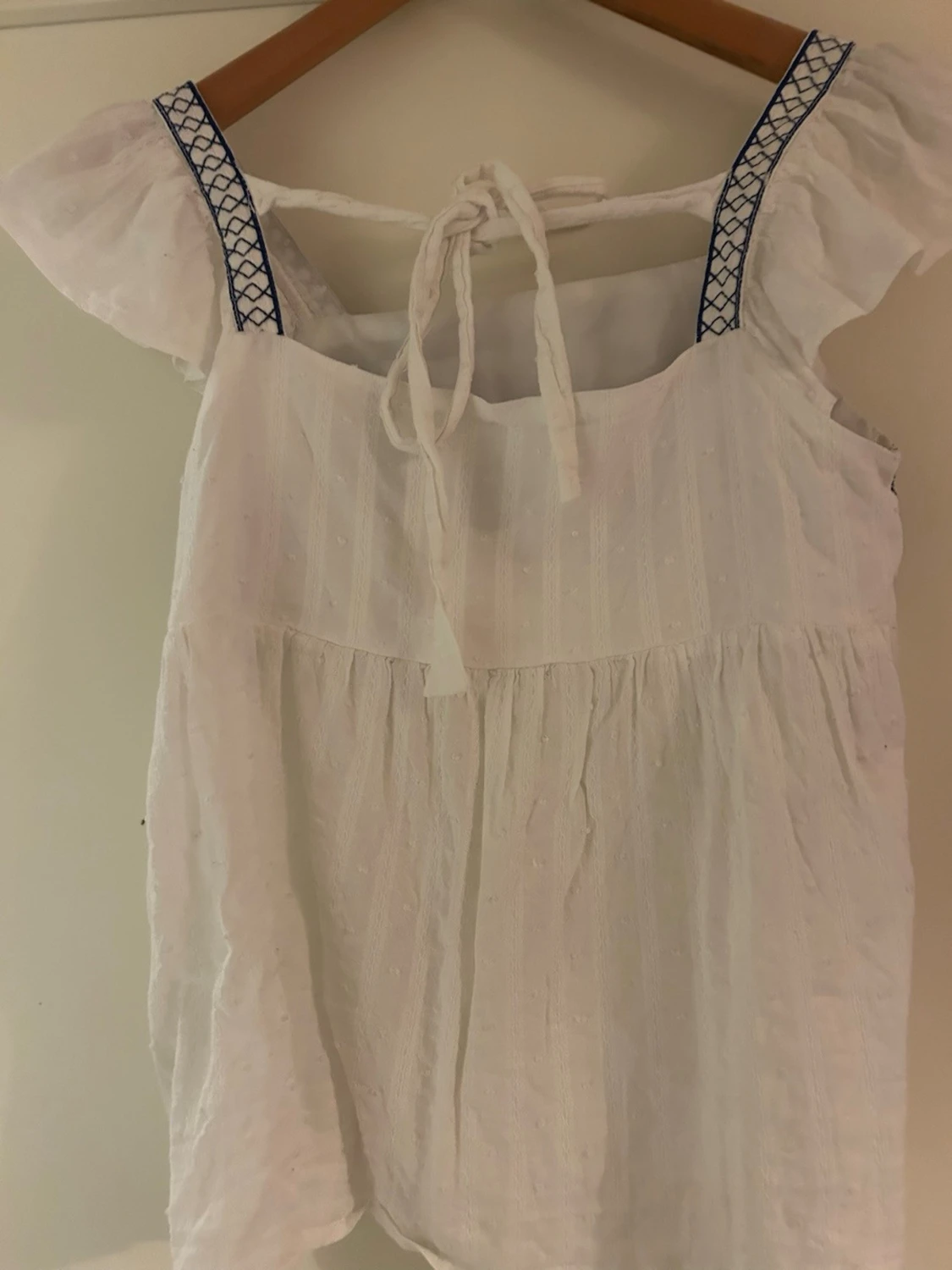 Vit blus med blå broderier - 1