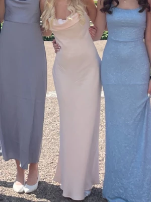 Balklänning - Säljer min fina ljusrosa/korall balklänning ifrån NAKD. Har endast använt den en gång. Den sitter väldigt fint och har är väldigt bekväm.  Den säljs inte längre.💓💓