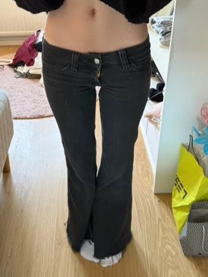 Svarta bootcut jeans med rå kant - weekday jeans i modellen som är lite mer utsvängda. storlek 25/30 men sprättade längst ner