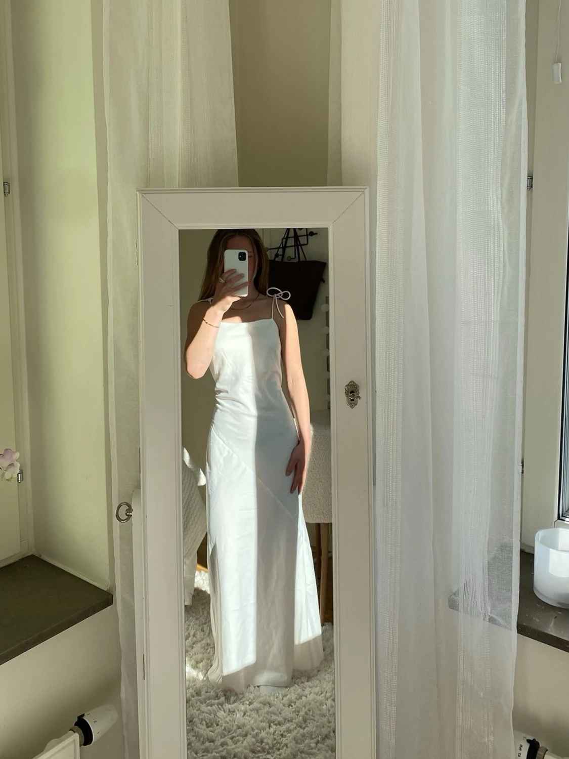 Vit långklänning med fina detaljer 