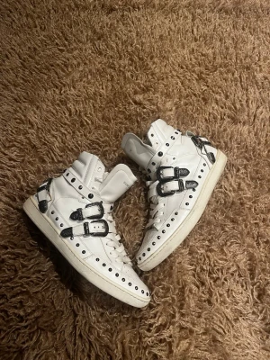Saint Laurent sl/08h - Sjukt sällsynta sneakers från Hedis tid hos Saint Laurent Paris (tidigare YSL). Lycka till att hitta för bättre pris på marknaden. Strlk 41 men passar upp till 43, innersulan är 27cm