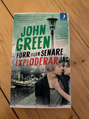 Förr eller senare exploderar jag - En stark och känslosam roman av John Green om Hazel och Augustus, två tonåringar som möts i en stödgrupp för cancersjuka. Boken är på svenska, pocketformat och har ett omslag i grönt, svart och rött med ett foto av huvudpersonerna. Perfekt för dig som gillar gripande kärlekshistorier.