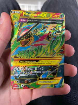 Pokémonkort Mega Rayquaza EX - Säljer ett färgstarkt och glansigt Pokémonkort, Mega Rayquaza EX med 220 HP. Kortet har en cool illustration i grönt, gult och svart med holografisk effekt och japansk text. Perfekt för samlare eller Pokémonfans.
