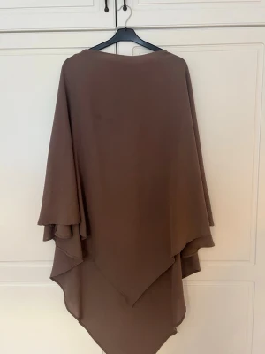 Brun khimar  - Säljer en stilren brun khimar ( lite ljusare än på bilden då) se sista bild för riktigt bra ljus där du ser färg !skönt och svalt material , stretchig ! 💗 tar emot prisförslag ! Kolla gärna även på min sida om du är intresserad av dessa typer av saker o kläder som khimar,sjal,abaya,niqab! 💞lite nopprig på visa ställen men syns inte ! 