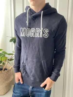 Morris hoodie svart  - Morris hoodie svart. Inga defekter! Modellen i bilderna är 180 cm 75 kg och bär Storlek M , Kom med frågor! 🌟 (Kan gå ned i pris vid köp av paket 😉) 