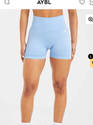 Ljusblå seamless shorts från AYBL - Snygga ljusblå seamless shorts från AYBL med lite scrunch. Nästintill oanvända, råkade beställa en förstor storlek och glömde returnera dem! Tycker scrunchen var perfekt 🌟🌟Nypris 420kr