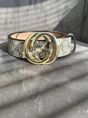 GG supreme bälte - Helt nytt och oanvänt snyggt beige bälte med guldlogotyp. Snabb leverans.