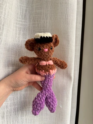 Studenthänge sjöjungfru - Virkad av mig! Sjöjungfrumus med studentmössa och tygband som man kan ha runt halsen på studenten (bandet syns tyvärr ej på bilden)