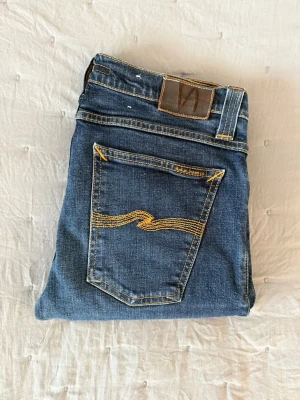 Nudie jeans W31 L34 - Hej! Säljer nu ett par riktigt fina jeans från Nudie Jeans. Modell: Tube Tom  Storlek: W31/L34  Sitter snyggt och är enkla att matcha till allt, oavsett om du kör casual eller lite mer uppklätt.  Hör gärna av dig vid intresse 🙂  Mvh Elias