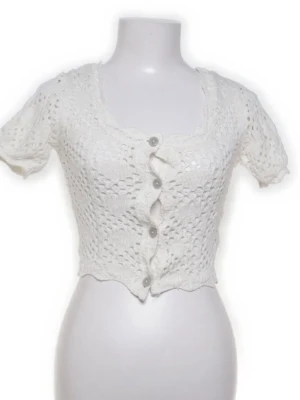 Söt kofta från Monki - Fin vit kort kofta från Monki i stl XS🩷