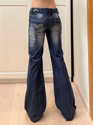 Vintage långa lågmidjade bootcut jeans   - Mått finns på bilderna💕inga defekter! W30 enligt lappen