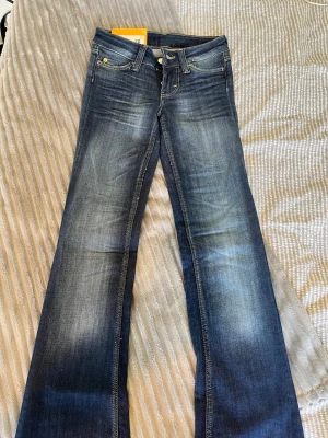 CHEAP MONDAY JEANS - Säljer mina helt nya Cheap Monday booty bei low waist skinny bootcut jeans. Hittar dem inte på hemsidan så gissar på att de har slutats sälja, modellen är väldigt populär så passa på! Storleken är 25/34. Säljer då de tyvärr inte passar mig i storleken. 