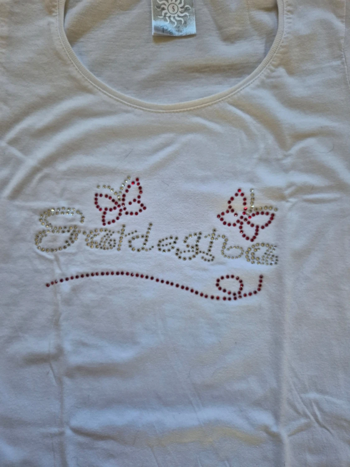 Vit t-shirt med fjärilar och text - 3