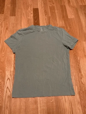 T-shirt H&M  - T-shirt från H&M i storlek L. Fint skick 