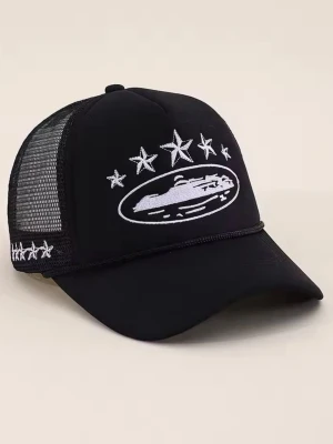 Svart truckerkeps med broderade stjärnor - Svart truckerkeps med vit brodyr av stjärnor och en båt på framsidan. Kepsen har mesh på sidorna och justerbar baksida. Perfekt för en cool och avslappnad stil.