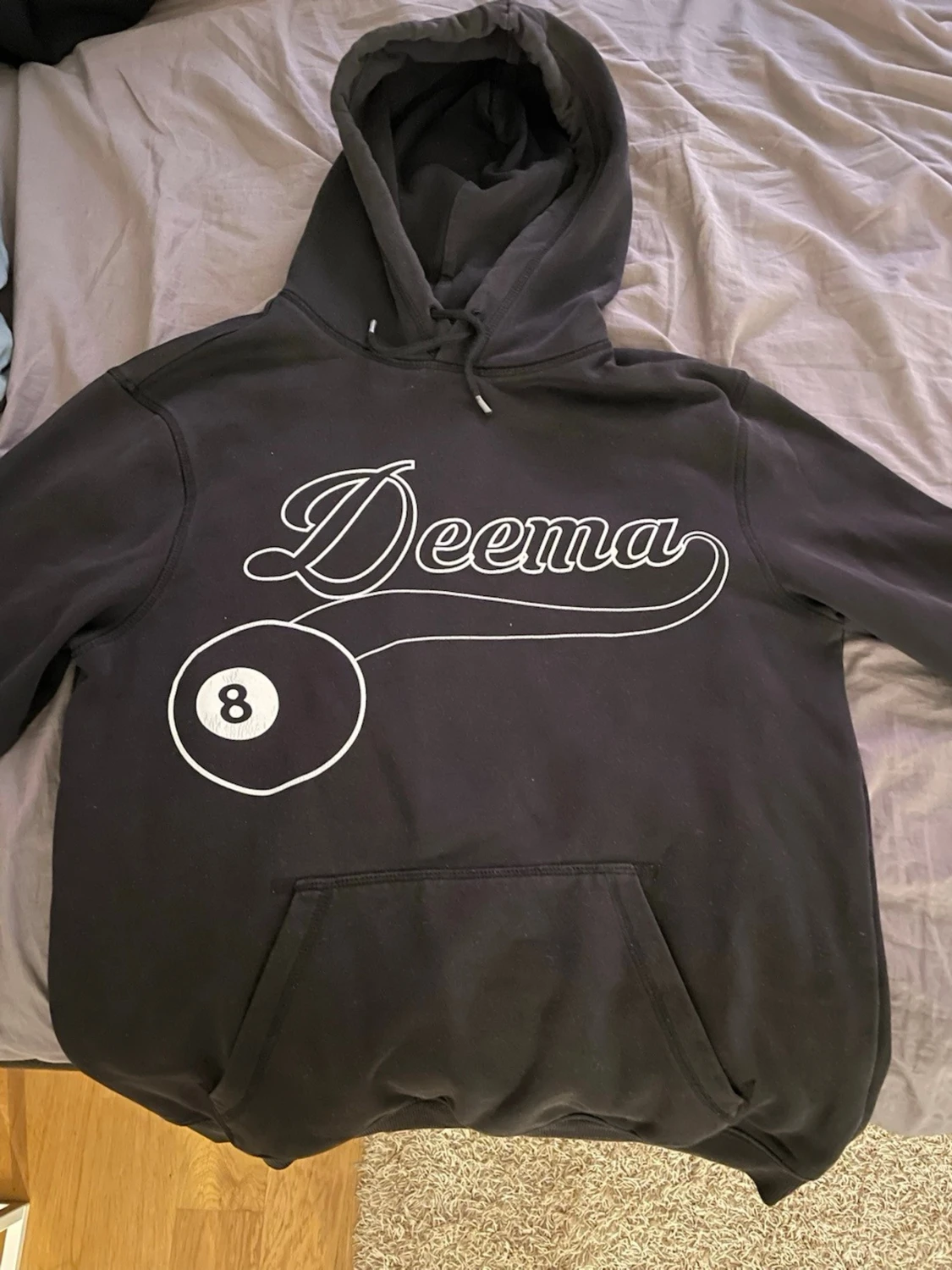 Svart hoodie från Deema med tryck