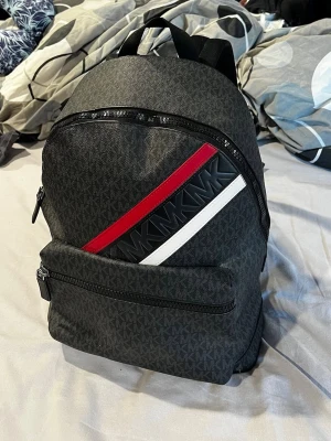 Svart ryggsäck från Michael Kors - Svart ryggsäck från Michael Kors i skinn. Mycket bra skick 