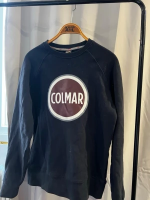 Mörkblå Colmar sweatshirt - Mörkblå Colmar sweatshirt i storlek M. Bra skick
