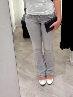  bootcut jeans - Säljer ett par ljusgrå bootcut jeans med låg midja. Perfekta till sneakers eller ballerina.🥰 väldigt fint skick!