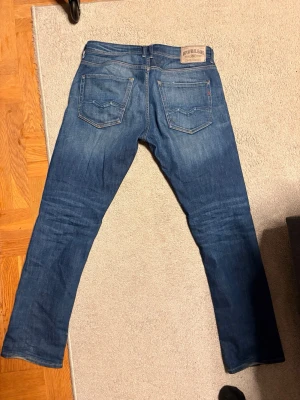 Replay rocco - Extremt sköna replay jeans i modellen Rocco. De är i en sjukt fet tvätt som jag inte sett många andra jeans ha. Dessa är i midja 32 och har en väldigt skön straight/ slim passform. Skriv vid funderingar 💬 