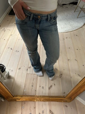 Blå bootcut jeans med låg midja - Snygga blå bootcut jeans med låg midja. Använda väl därav defekter, men går lätt att fixa till! Hör av er vid frågor 💕