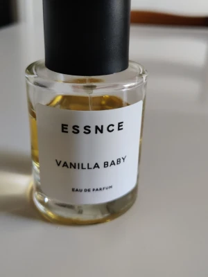 Essnce vanilla baby - Vanilla baby från essnce. Se bilder för mängd. Stått mörkt och svalt i en klädkammare. 