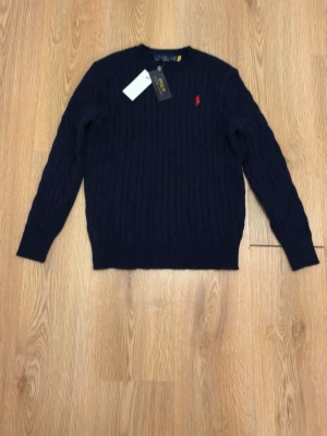 Mörkblå Ralph Lauren Cable Knit - Säljer denna sprillans nya RL cable knit i storlek M, passar även S. Hör av er vid minsta fundering 