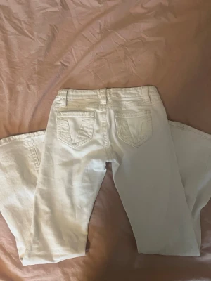 Lowwaist vita bootcut jeans  - Vita lowwaist bootcut jeans från Gina tricot. Storlek 158 (passar xs/s) från Gina Young. Säljer då det är lite för tajta i midjan för mig. 